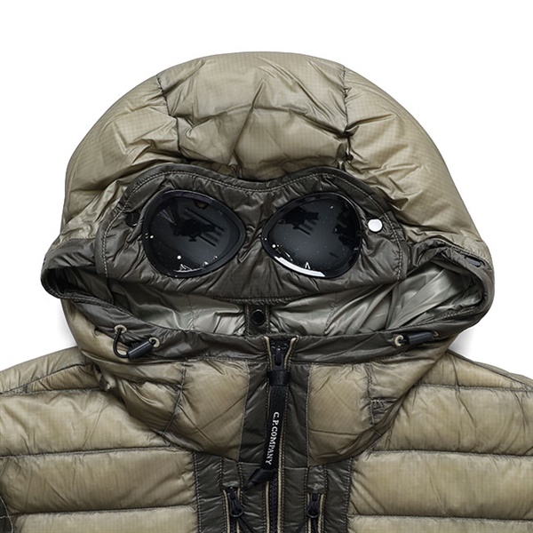 C.P. Company シーピーカンパニー フード付き ゴーグルダウン