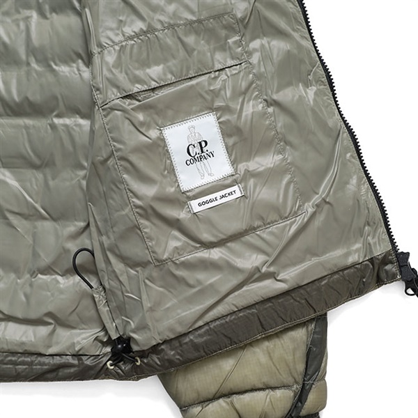 C.P. Company シーピーカンパニー フード付き ゴーグルダウン